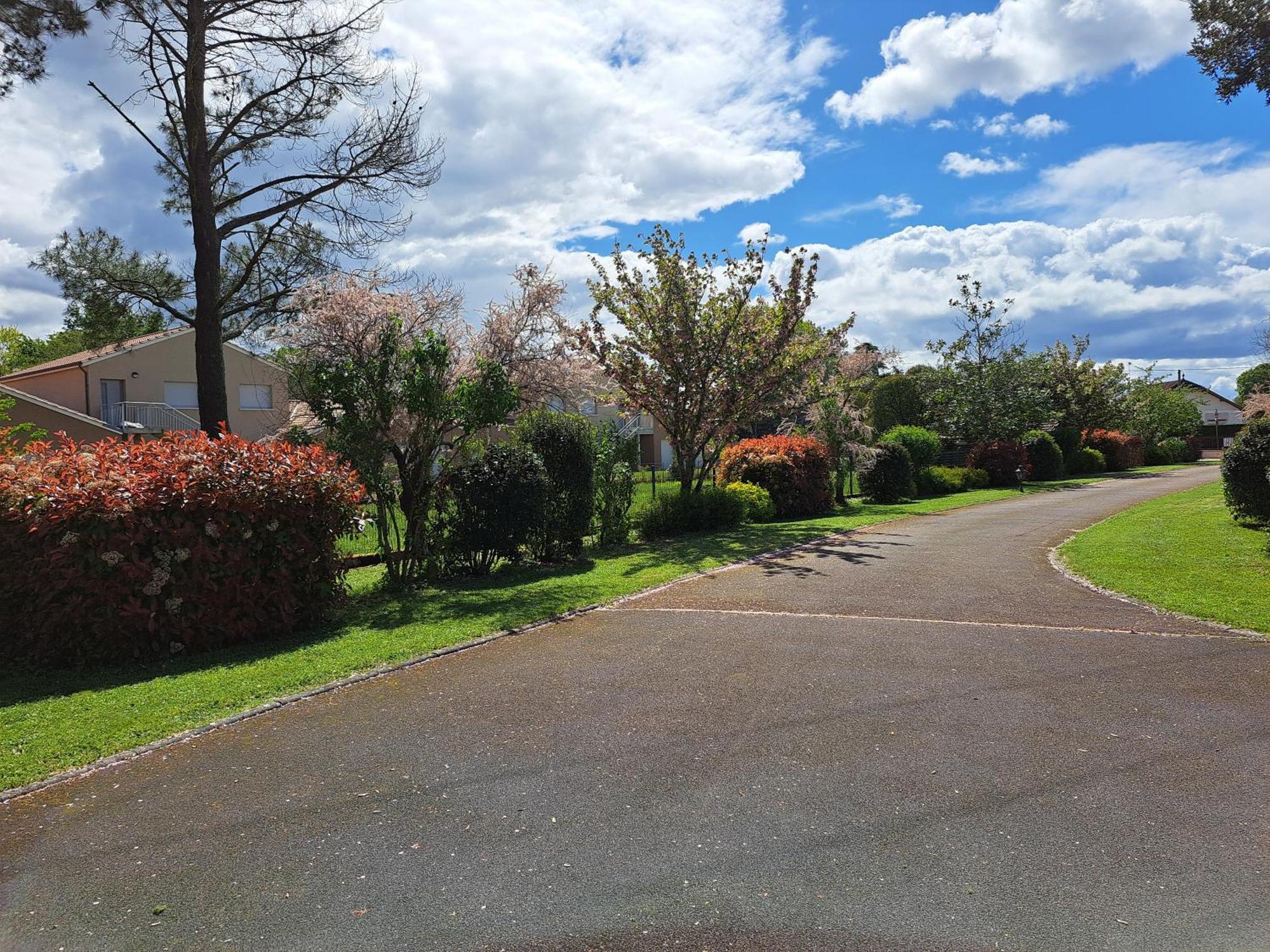 Vila A La Source Saint-Medard-de-Guizieres Exteriér fotografie
